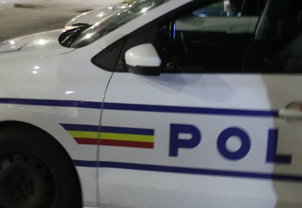 S-a urcat drogat la volan și a sfârșit urmărit de polițiști și încătușat