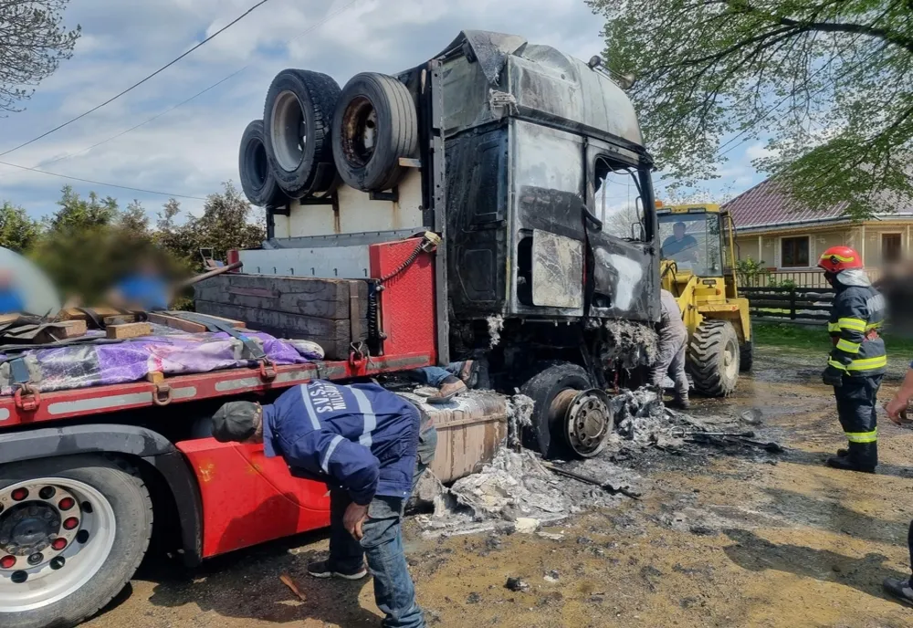 Cap-tractor făcut scum de un scurtcircuit în Milișăuți