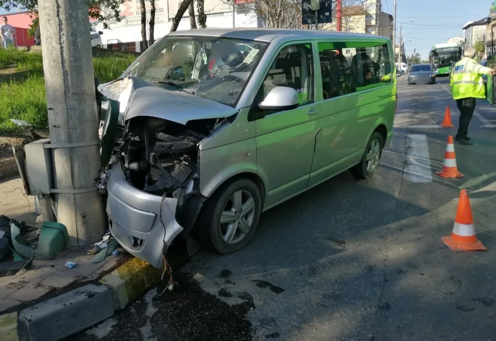 Patru copii și o femeie au ajuns la spital după ce un microbuz a intrat într-un stâlp