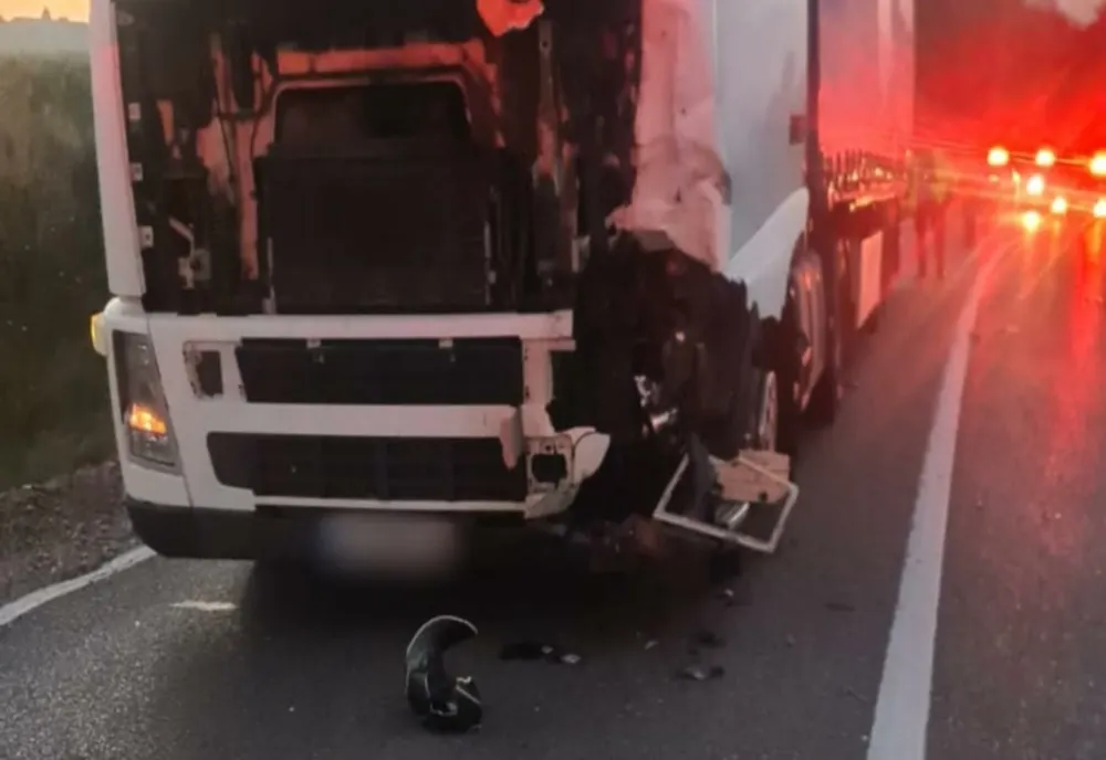 Doi bărbați ce se aflau pe o motocicletă au murit după ce s-au lovit de un autotren