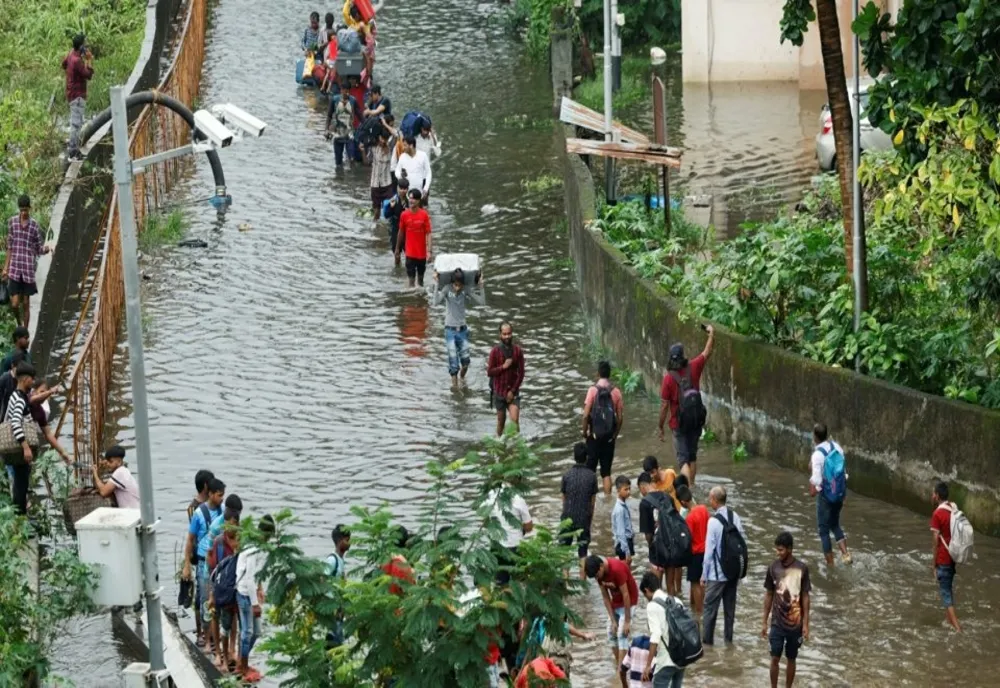 INDIA: PLOILE TORENȚIALE AU ÎNCHIS ȘCOLILE DIN MUMBAI
