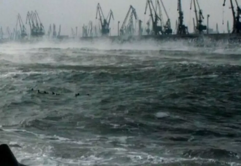 PORTURILE DE LA MAREA NEAGRĂ, ÎNCHISE DIN CAUZA VÂNTULUI PUTERNIC 
