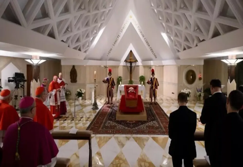 TRUPUL NEÎNSUFLEȚIT AL PAPEI FRANCISC VA FI MUTAT ÎN BAZILICA SFÂNTUL PETRU