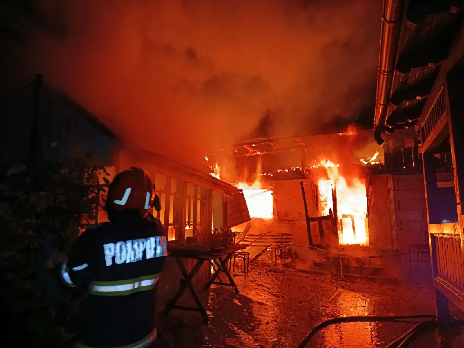 Bărbat de 90 de ani, găsit carbonizat în urma unui incendiu izbucnit într-o gospodărie din Dolheștii Mari
