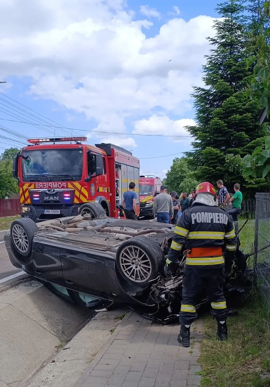 Șofer rănit după ce s-a răsturnat cu mașina la Sucevița