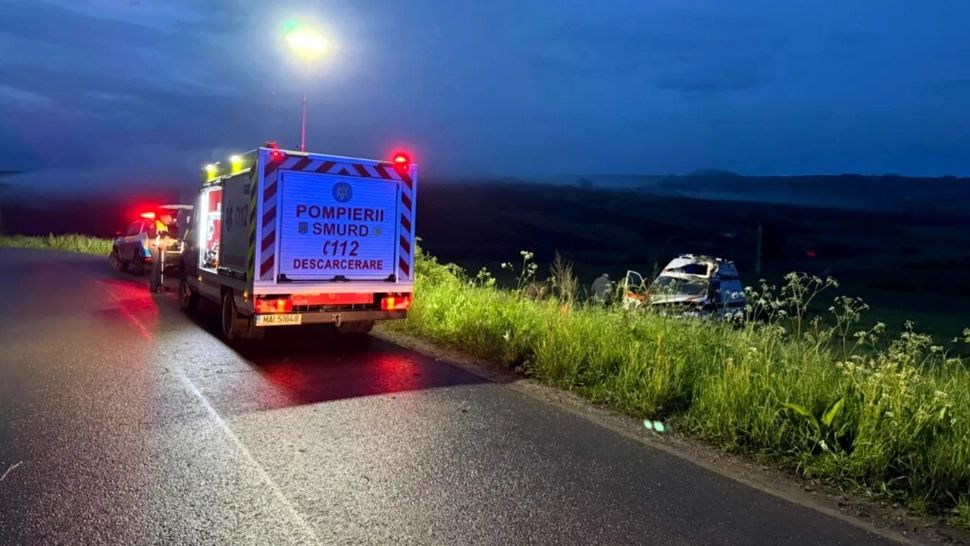 Accident rutier în Suceava: un bărbat a ajuns la spital după ciocnirea dintre un microbuz și o mașină