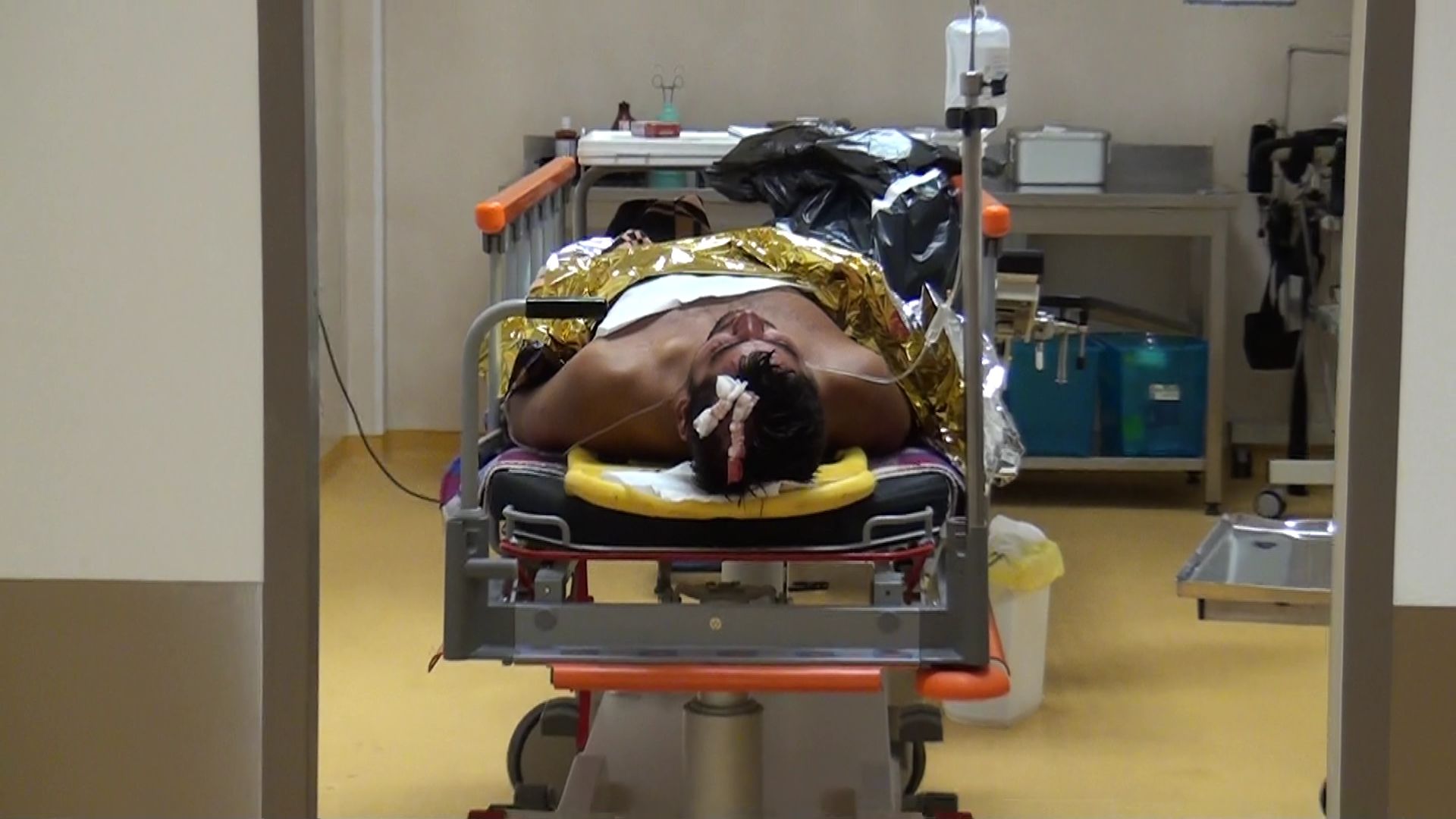 tanarul bătut a fost transportat la spital