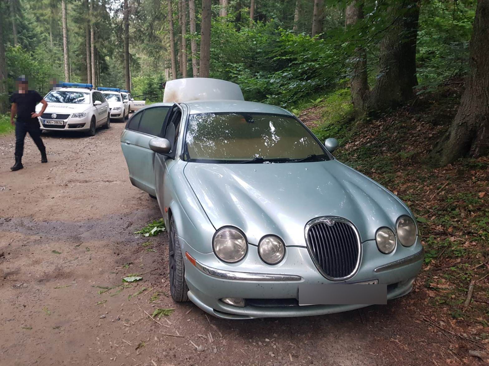 autoturism contrabandiști incendiat