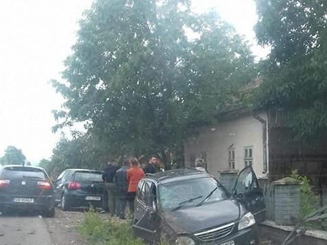 mașină în gard Vicovu de Sus