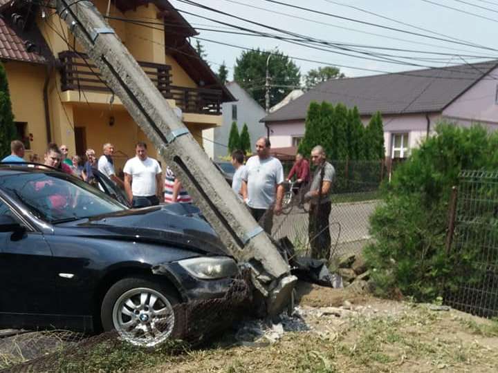 mașină în stâlp Rădăuți