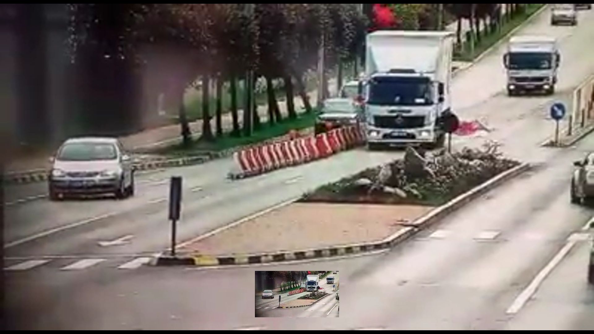 Separatoare de sens distruse de un șofer neatent VIDEO