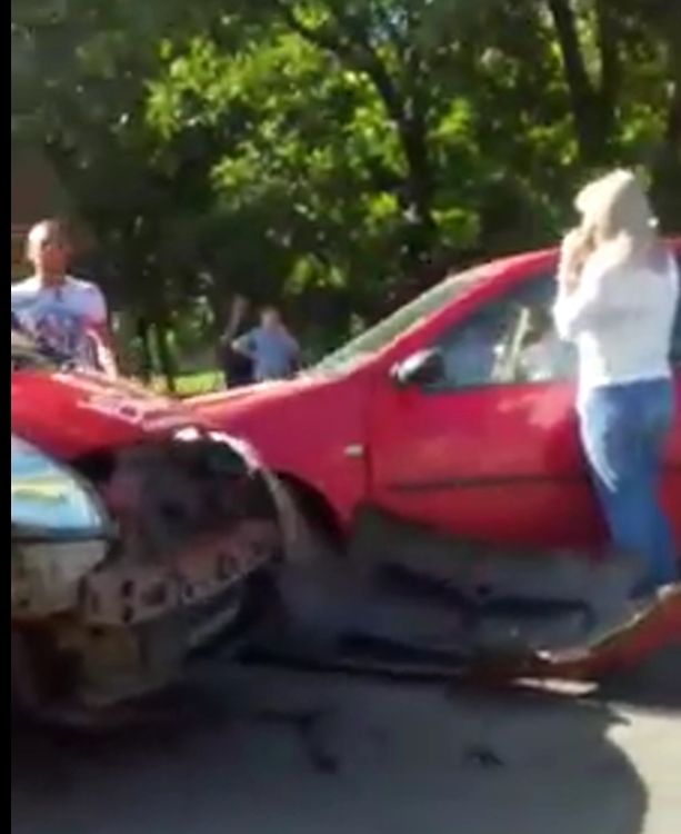 O persoană rănită și trei autoturisme avariate, după ce un șofer a forțat intrarea într-un bulevard principal FOTO