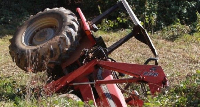 Un băiat de nouă ani a ajuns în stare gravă la spital, după ce tractorul în care se afla s-a răsturnat