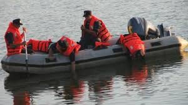 trup neinsufletit gasit in apa