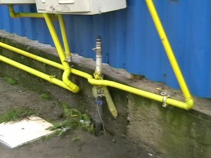 Un șofer beat s-a izbit cu mașina într-o țeavă de gaz și a fugit