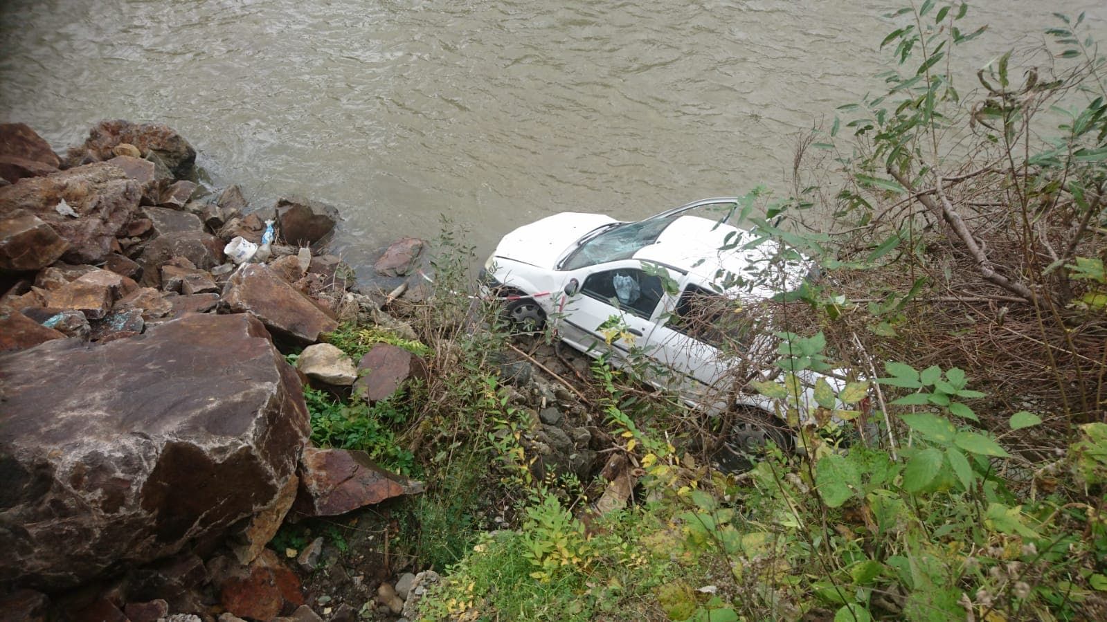 mașină în râul Bistrița