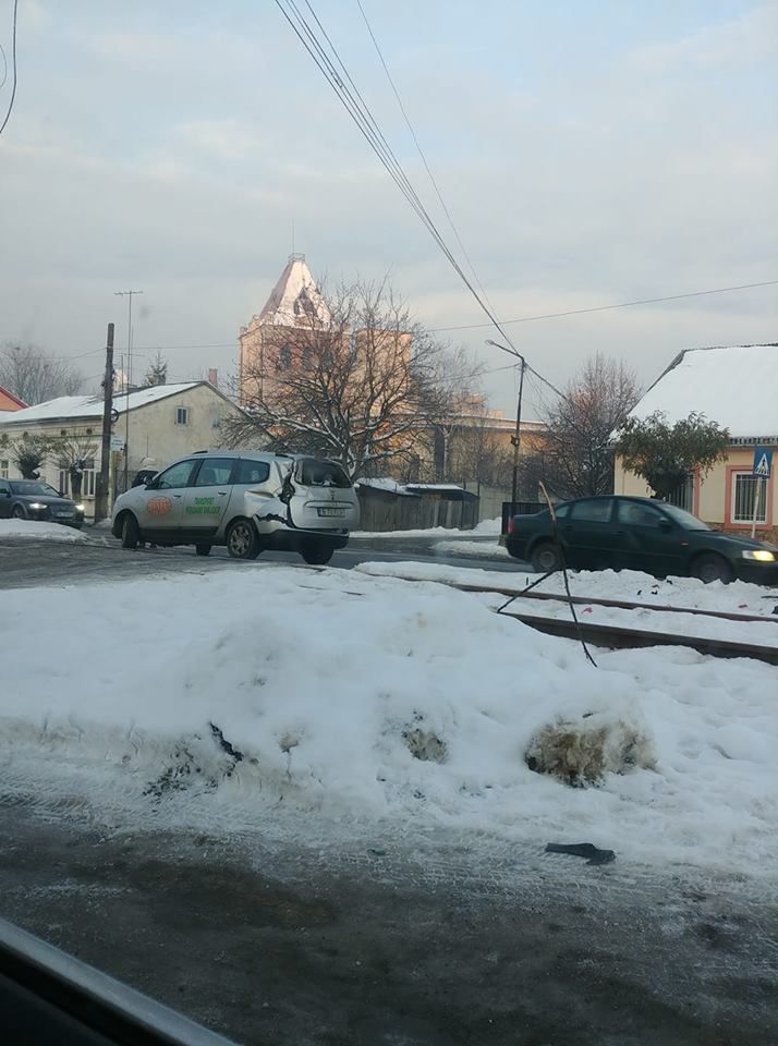 autoturism lovit de tren