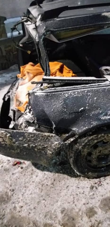 mașină distrusă parcare Spătărești