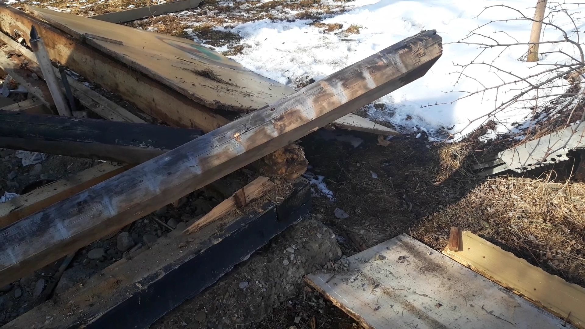 bărbat surprins elemente construcție