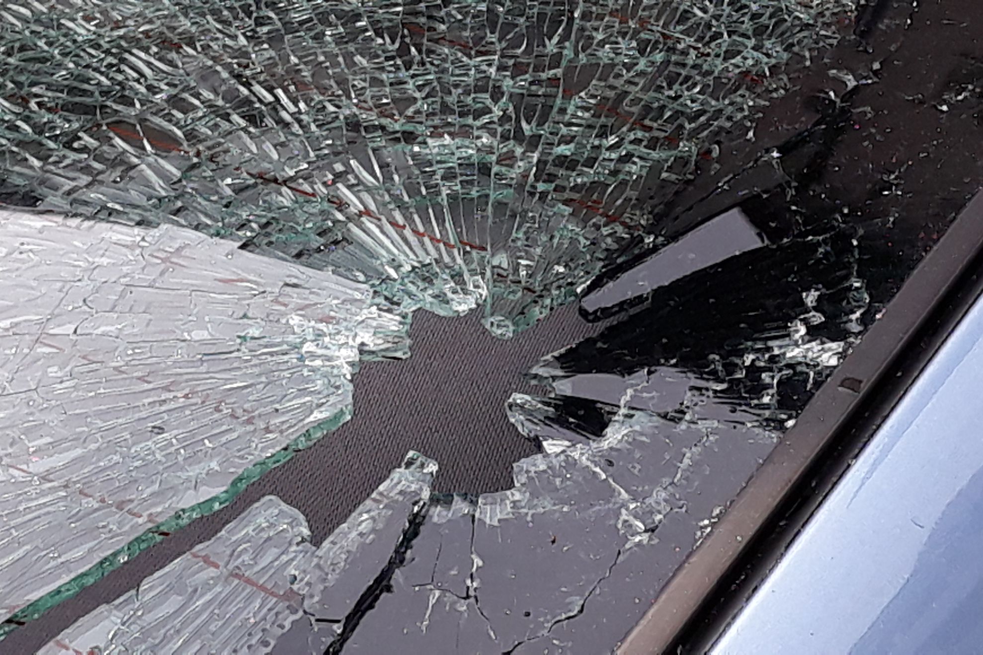 mașină polițist local vandalizată