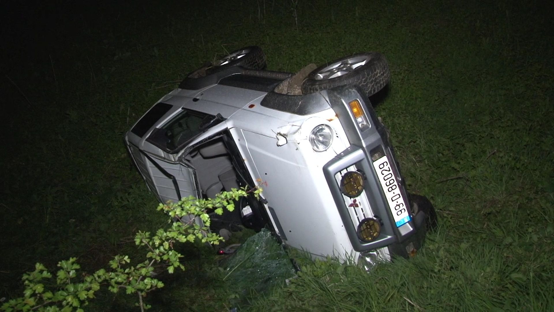 mașină răsturnată râpă