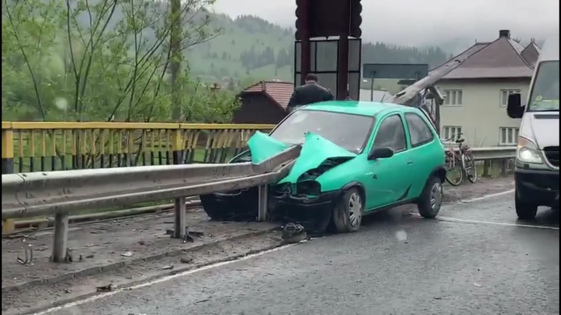 mașină infiptă în parapet