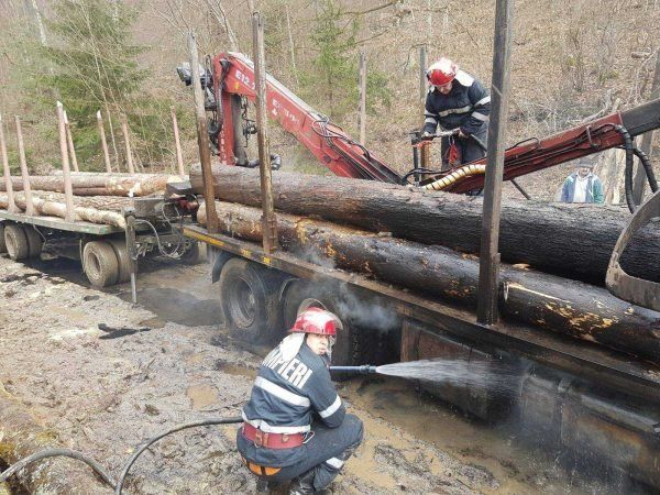 incendiu-camion-lemne