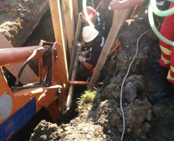 muncitori prinși sub mal de pământ