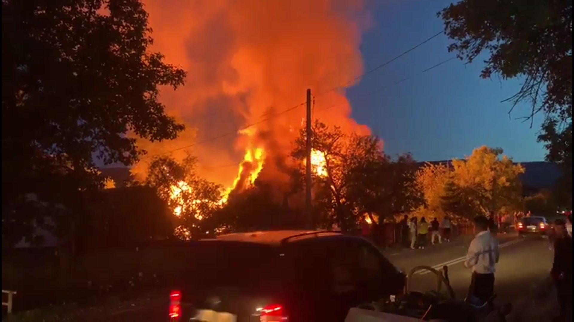 gospodărie cuprinsă de flăcări în Cacica