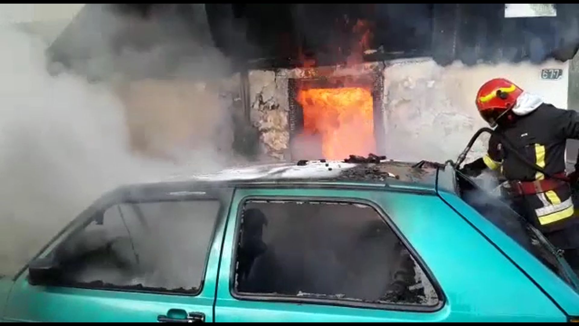 casă și autoturism cuprinse flăcări Dornești