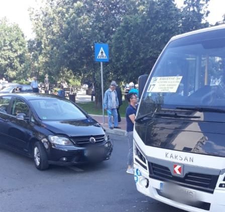 coliziune mini autobuz și autoturism