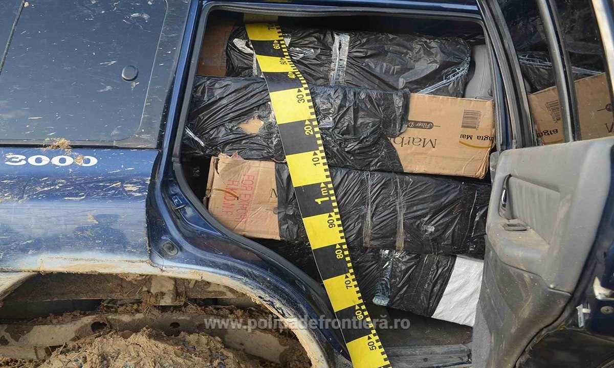 autoturism plin cu țigări de contrabandă în șanț