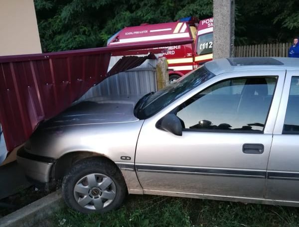 mașină în gard Negostina