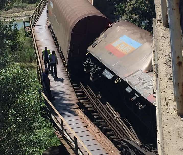 tren deraiat, sursă foto Dan Cardei