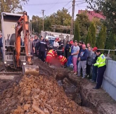 bărbat prins sub un mal de pământ