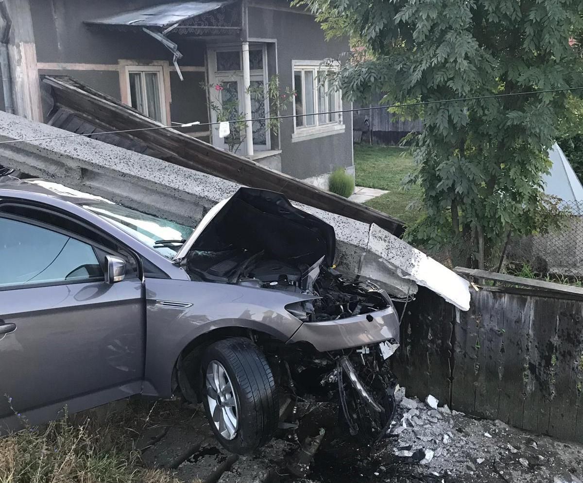 mașină în stâlp, sursă foto realitateadebistrita