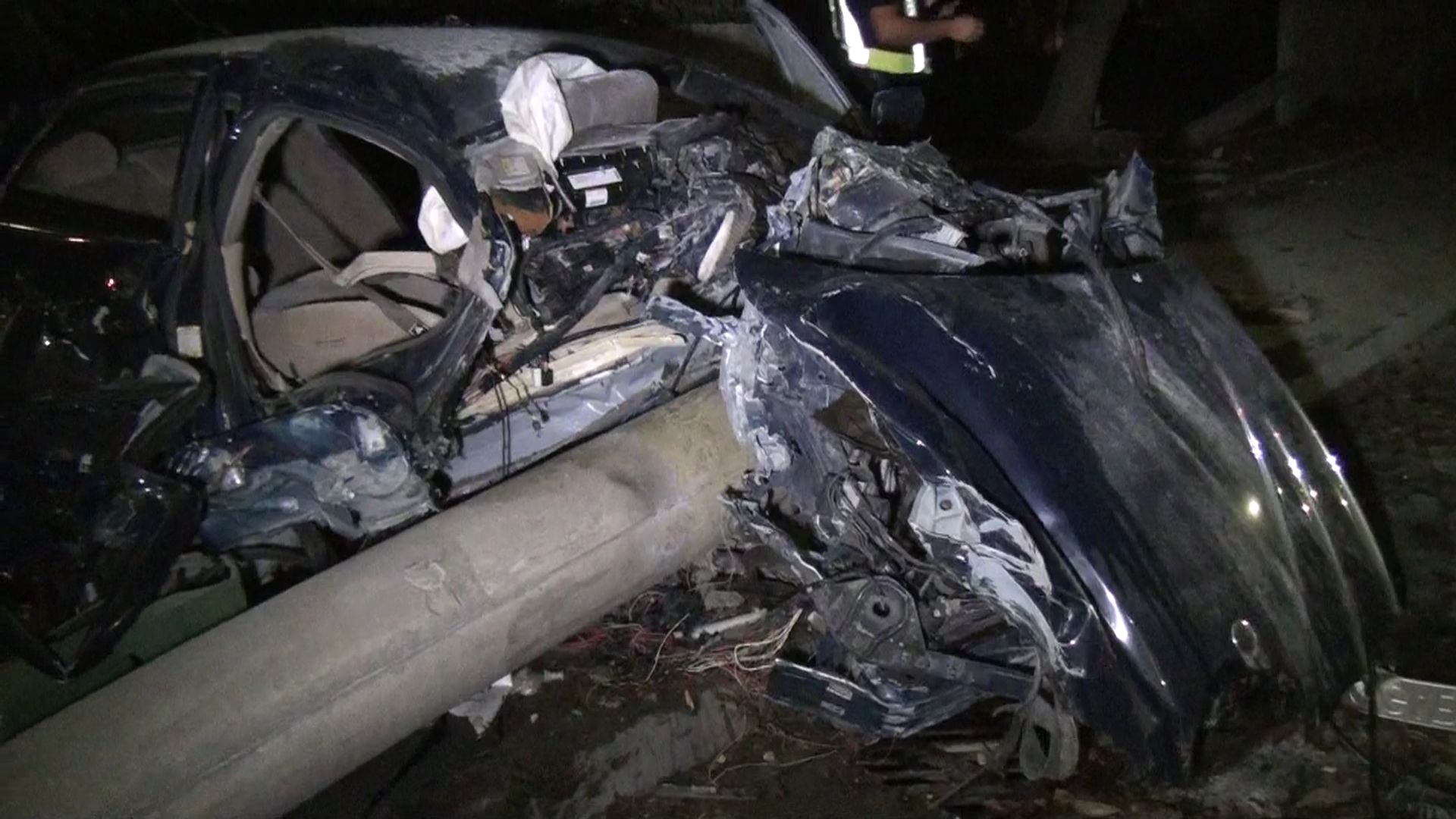 mașină încolăcită stâlp