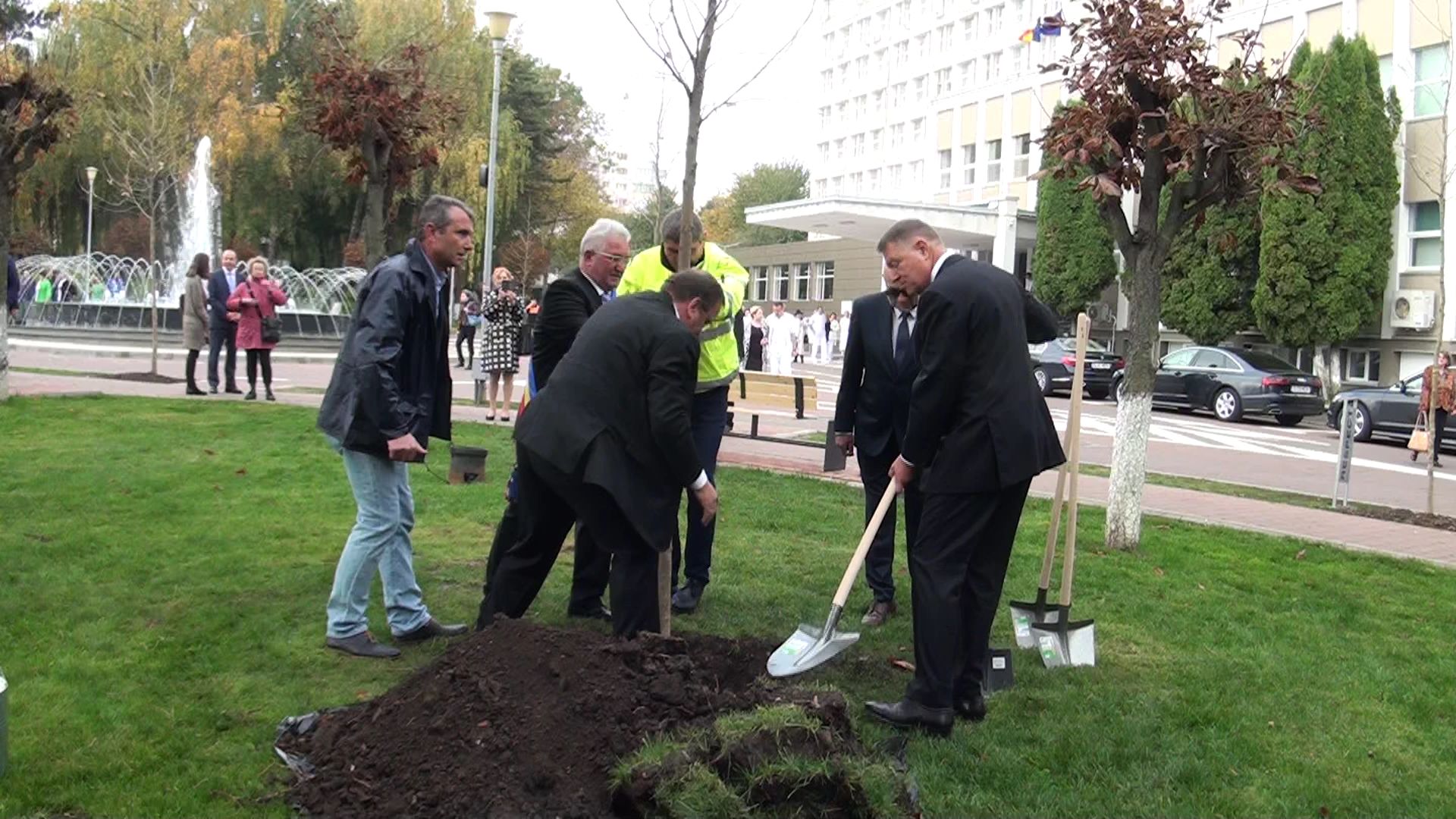 Klaus Iohannis plantare platan în curtea Spitalului Județean Suceava