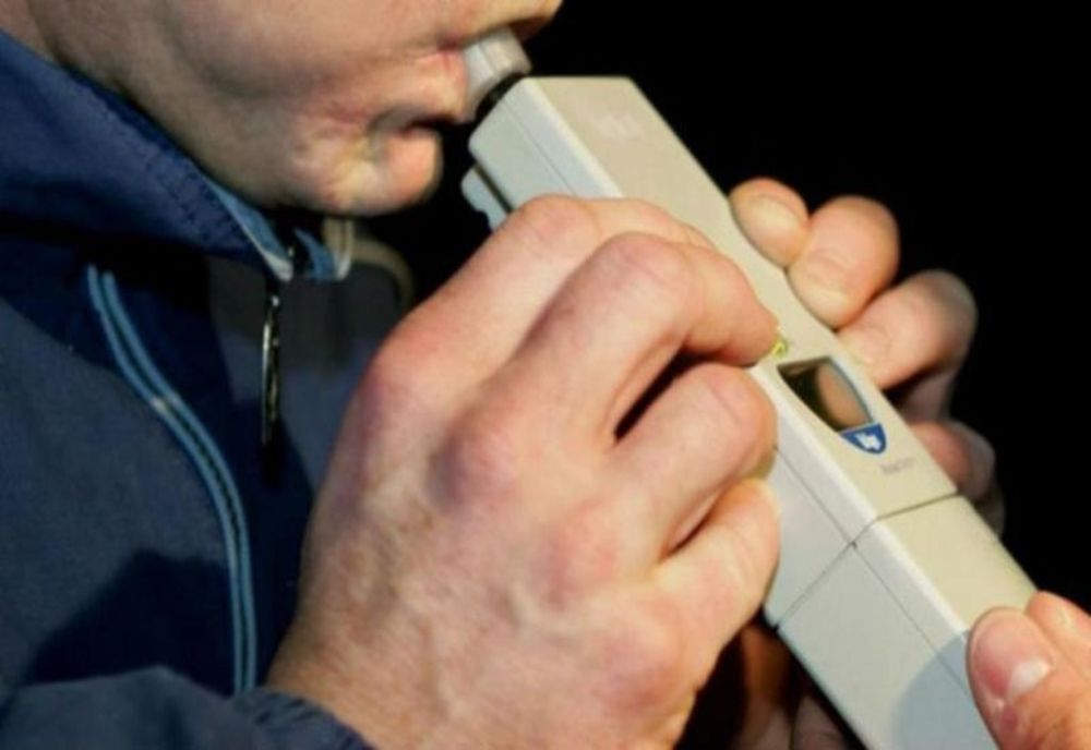 Un tânăr s-a urcat beat la volan și a intrat cu mașina într-o spălătărie auto