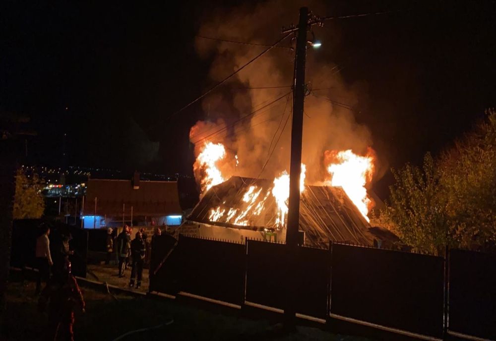 Incendiu în municipiul Suceava. O casă a fost cuprinsă de flăcări VIDEO  