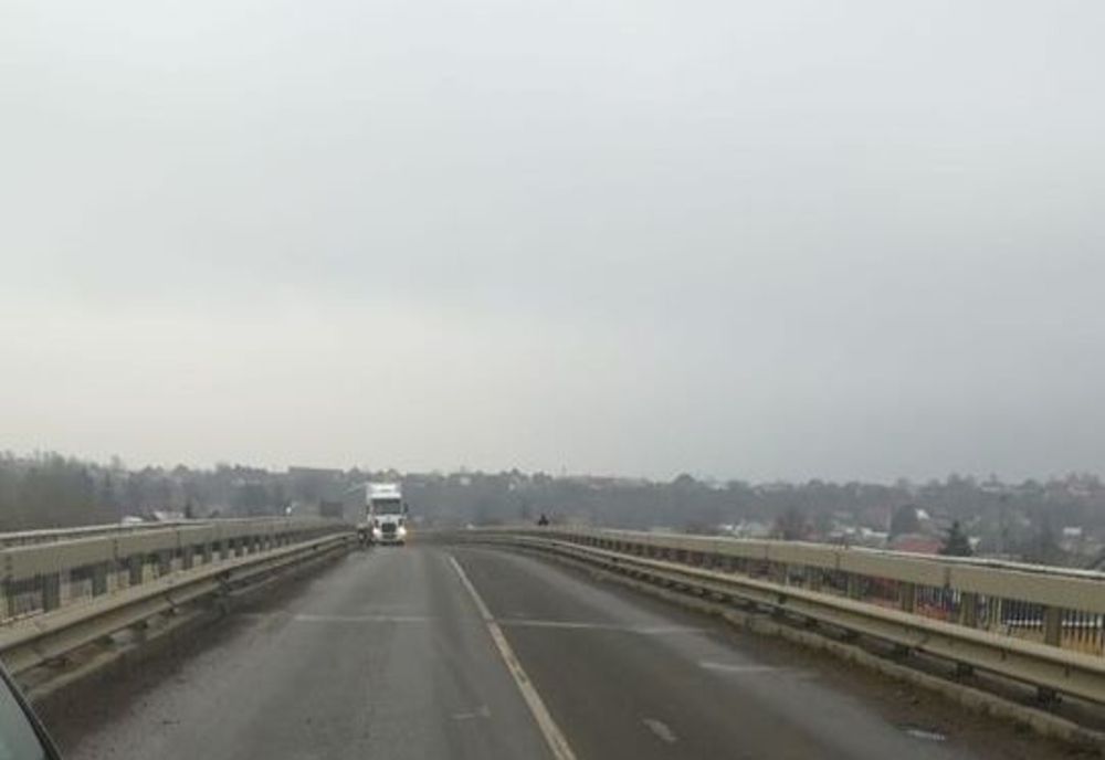 Se circulă din nou fără restricții pe podul de la Dornești FOTO  