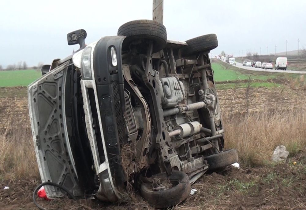 O persoană rănită, după ce autoutilitara în care se afla s-a răsturnat FOTO
