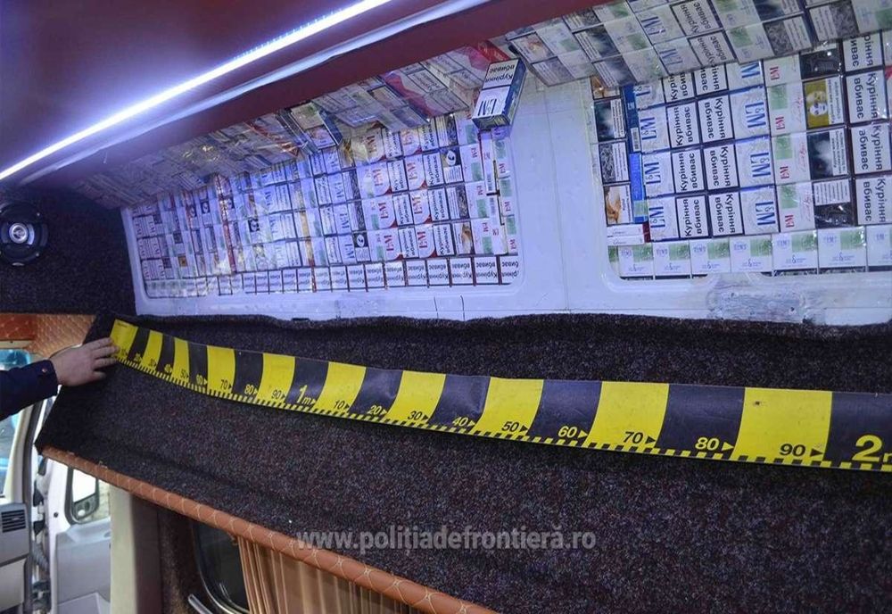 Țigări de contrabandă în valoare de peste 72.000 de lei, descoperite în două autoutilitare VIDEO  
