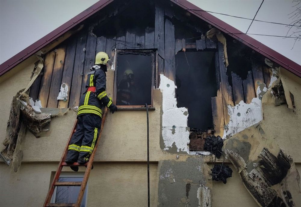 Incendiu la o casă din comuna Satu Mare FOTO