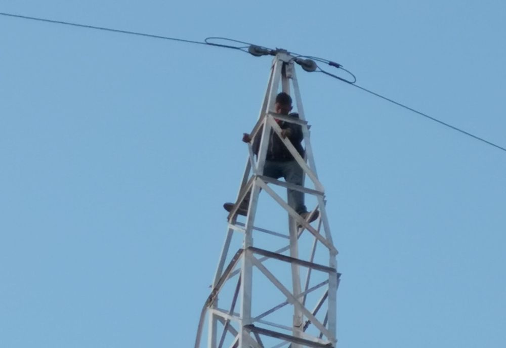 Un sucevean s-a urcat pe un stâlp de înaltă tensiune și a amenințat că să aruncă VIDEO  