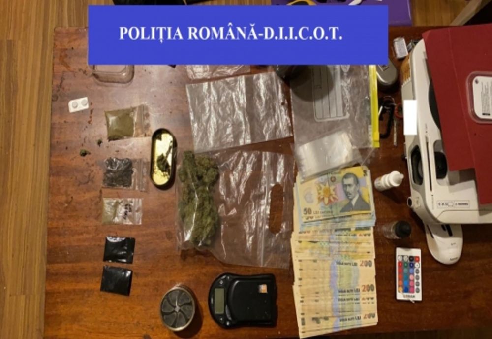 Doi suceveni, prinși cu aproape un kilogram de canabis la Cluj Napoca FOTO