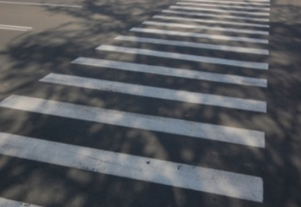 Un bărbat de 63 de ani a fost lovit de o autoutilitară pe trecerea de pietoni 