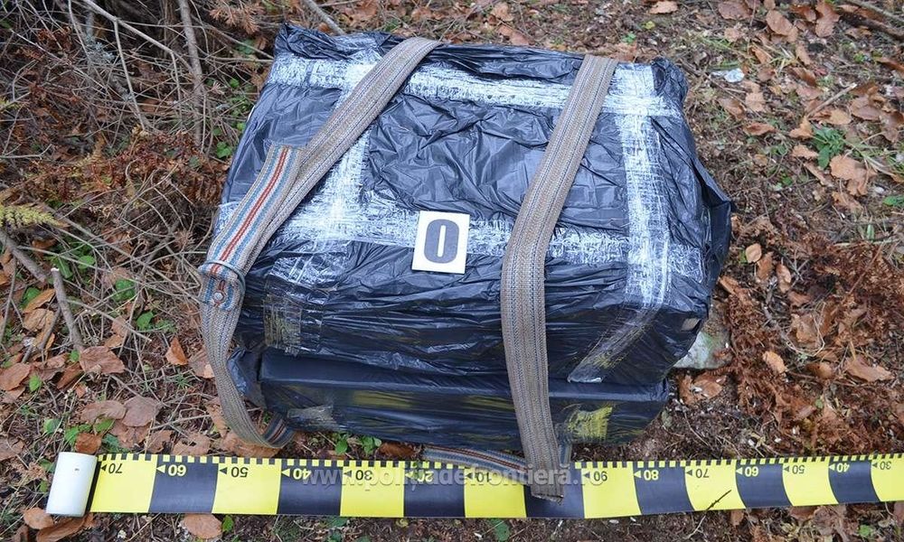Țigări de contrabandă în valoare de 117.000 lei descoperite sub o stivă de cherestea
