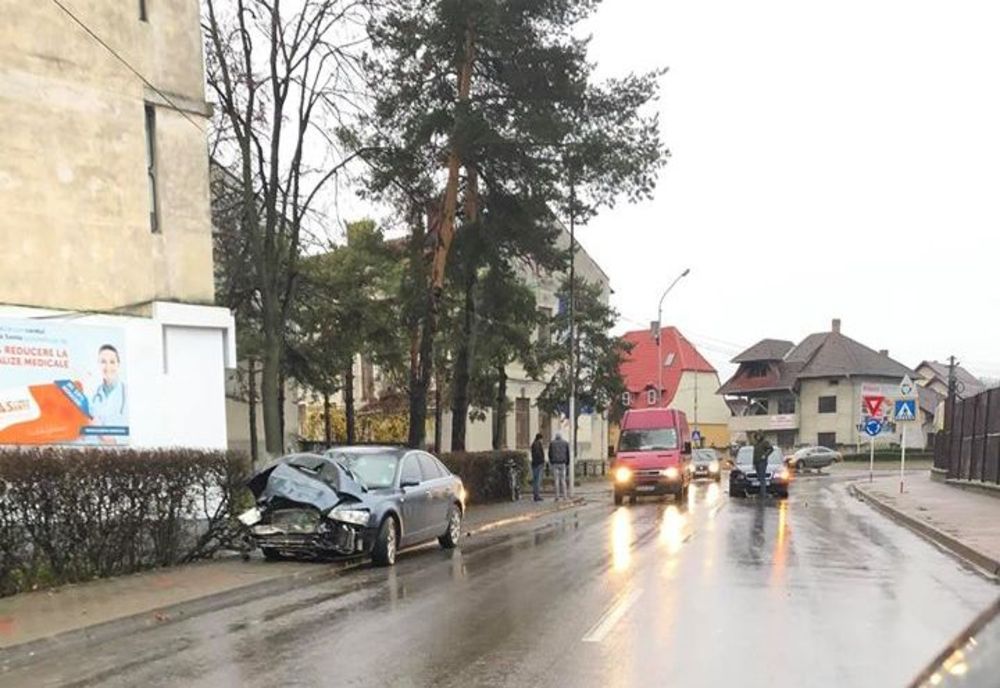 Accident în municipiul Rădăuți provocat de un tânăr fără permis FOTO
