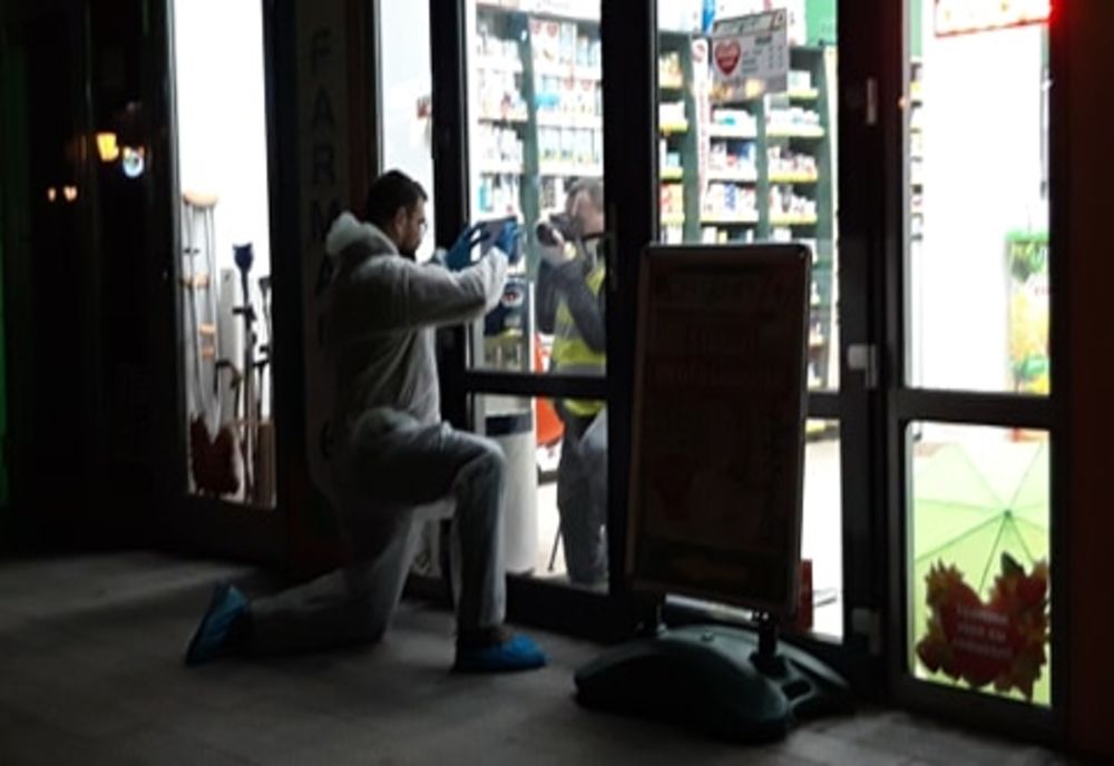 Individul care a tâlhărit două farmaciste a fost reținut pentru 24 de ore VIDEO 